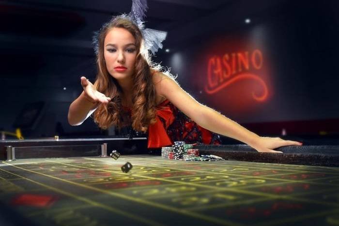 Mobile Phone ဖြင့် Slots ဂိမ်း ကစားနေသောမြင်ကွင်း