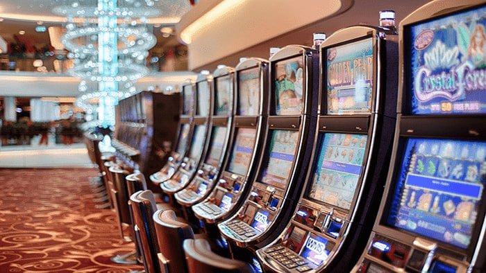 အွန်လိုင်း ကတ်ဂိမ်း Baccarat ကြေးပြားများနှင့် ကစားကွက်များ ပြသနေသောမြင်ကွင်း